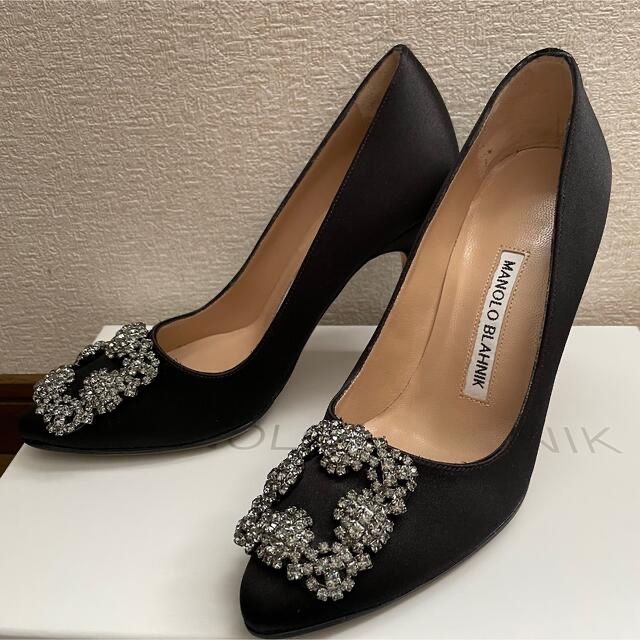 MANOLO BLAHNIK(マノロブラニク)の【MANOLO BLAHNIK】マノロブラニクハンギシ サテンパンプス レディースの靴/シューズ(ハイヒール/パンプス)の商品写真