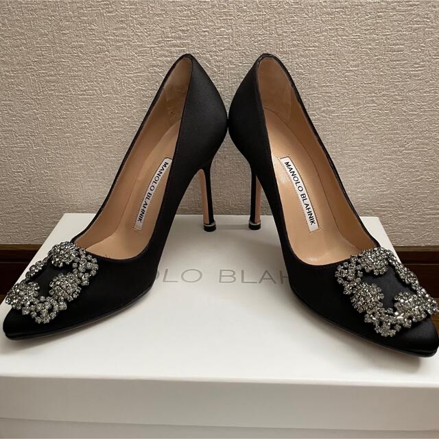 MANOLO BLAHNIK(マノロブラニク)の【MANOLO BLAHNIK】マノロブラニクハンギシ サテンパンプス レディースの靴/シューズ(ハイヒール/パンプス)の商品写真