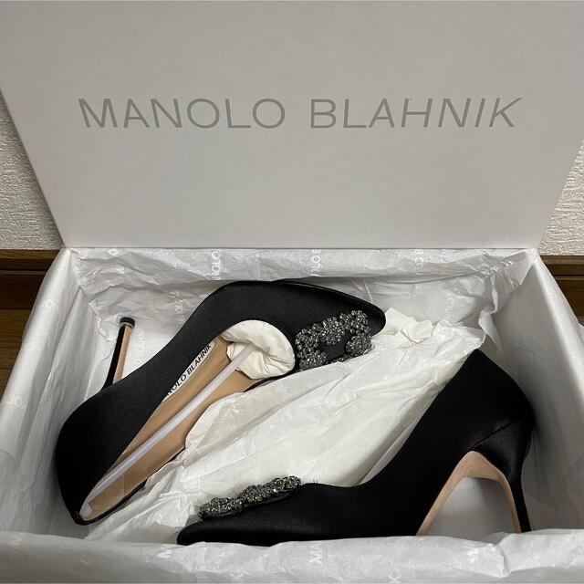 MANOLO BLAHNIK(マノロブラニク)の【MANOLO BLAHNIK】マノロブラニクハンギシ サテンパンプス レディースの靴/シューズ(ハイヒール/パンプス)の商品写真