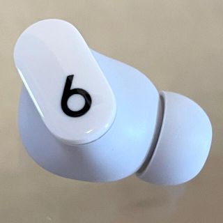 ビーツバイドクタードレ(Beats by Dr Dre)の日本国内正規品★美品★Beats Studio Buds ホワイト 右耳のみ(ヘッドフォン/イヤフォン)