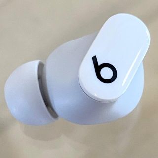 ビーツバイドクタードレ(Beats by Dr Dre)の日本国内正規品★美品★Beats Studio Buds ホワイト 左耳のみ(ヘッドフォン/イヤフォン)