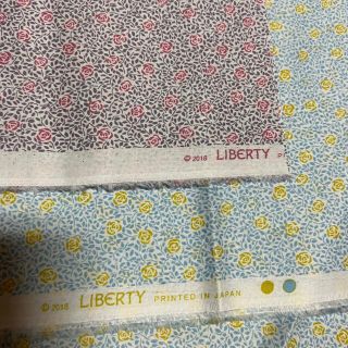 リバティ(LIBERTY.)のリバティ生地　　スペックルドローズ　2種類　カットクロス　はぎれ(生地/糸)