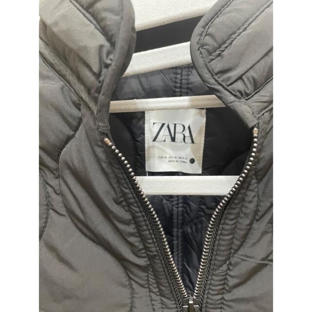 ZARA(ザラ)のZARA 黒　シンプルダウンベスト　 レディースのジャケット/アウター(ダウンベスト)の商品写真