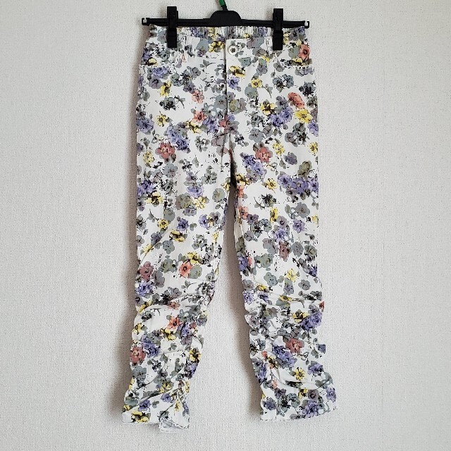 axes femme(アクシーズファム)のaxes femme　花柄クロップドパンツ レディースのパンツ(クロップドパンツ)の商品写真