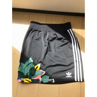 アディダス(adidas)のadidasスカート(ひざ丈スカート)