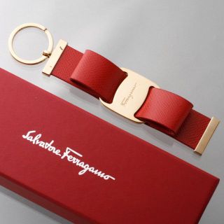 サルヴァトーレフェラガモ(Salvatore Ferragamo)の☆S8338M 良品 フェラガモ ヴァラ リボン レザー キーリング 箱付き(キーホルダー)