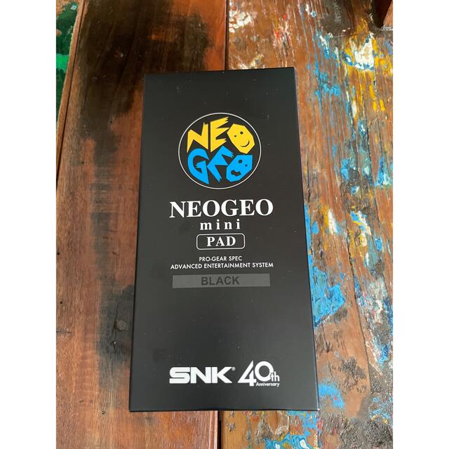 SNK(エスエヌケイ)のSNK NEOGEO mini (ネオジオミニ) + PAD mini エンタメ/ホビーのゲームソフト/ゲーム機本体(家庭用ゲーム機本体)の商品写真