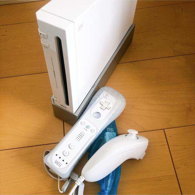 Wii(ウィー)のwii 本体 エンタメ/ホビーのゲームソフト/ゲーム機本体(家庭用ゲーム機本体)の商品写真