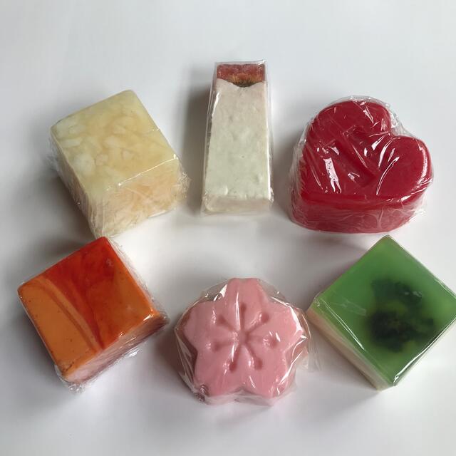 LUSH(ラッシュ)の専用　ラッシュ　LUSH     限定　サブスク　ソープ　6個 コスメ/美容のボディケア(ボディソープ/石鹸)の商品写真