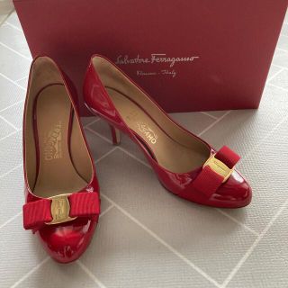 サルヴァトーレフェラガモ(Salvatore Ferragamo)のフェラガモ パンプス CARLA 70 レッド　23cm(ハイヒール/パンプス)