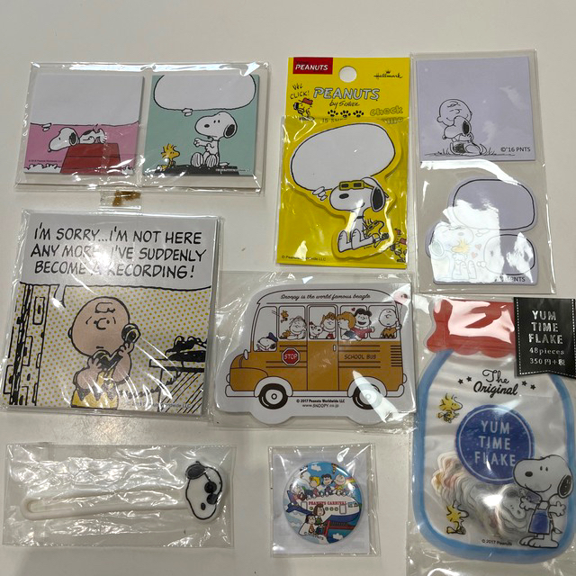 PEANUTS(ピーナッツ)のスヌーピー  PEANUTS 付箋　シール　バッジ　メモ帳　バンド　新品未開封 インテリア/住まい/日用品の文房具(ノート/メモ帳/ふせん)の商品写真