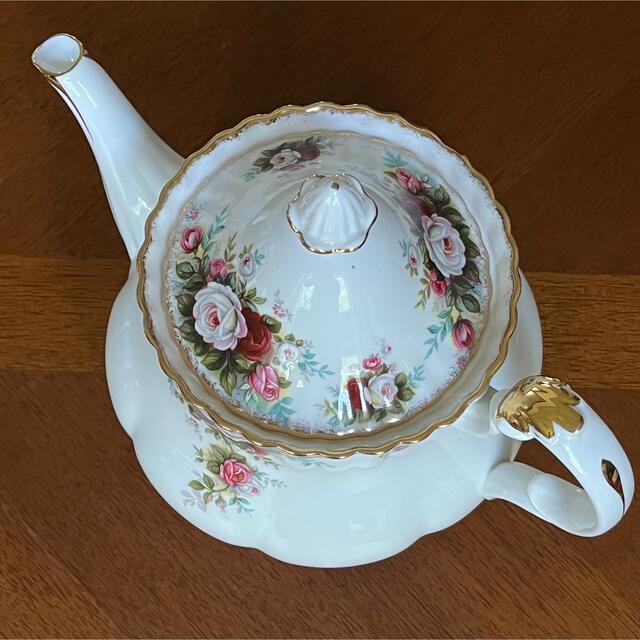 ROYAL ALBERT(ロイヤルアルバート)の【希少品】ロイヤルアルバート★Celebratien★ティーポット インテリア/住まい/日用品のキッチン/食器(食器)の商品写真