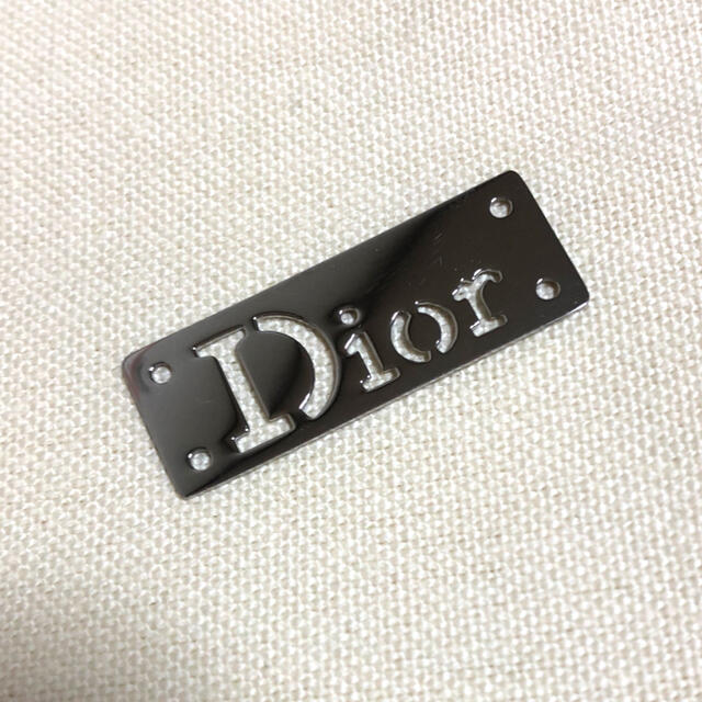 Christian Dior(クリスチャンディオール)のDIOR  ディオールロゴ ミニメタルプレート　パーツ ハンドメイドの素材/材料(各種パーツ)の商品写真