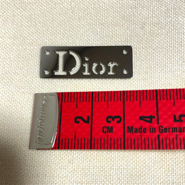 Christian Dior(クリスチャンディオール)のDIOR  ディオールロゴ ミニメタルプレート　パーツ ハンドメイドの素材/材料(各種パーツ)の商品写真