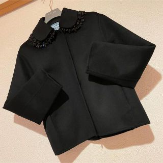 プラダ(PRADA)のふふふふ様専用⭐︎PRADAのビジュー襟アンゴラショート黒コート(ピーコート)