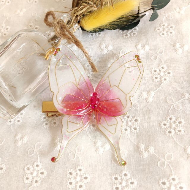 ヘアクリップ　蝶々　レジン ハンドメイドのファッション小物(その他)の商品写真