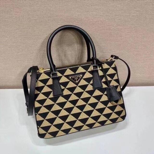 TWICE サナ着用 PRADA スモールプラダジャカードバッグ カタログギフト