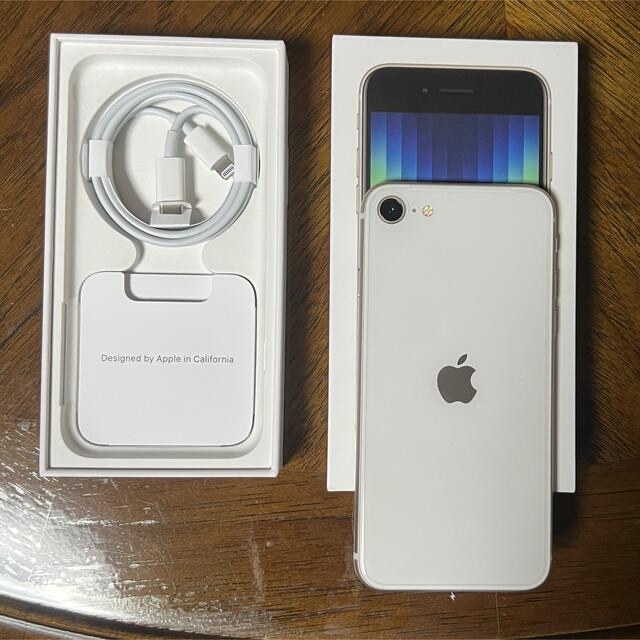 iPhone(アイフォーン)の緊急お値下げiPhone SE3(第3世代)128GB スターライトSIMフリー スマホ/家電/カメラのスマートフォン/携帯電話(スマートフォン本体)の商品写真