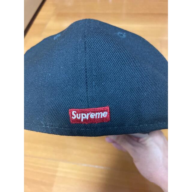 Supreme(シュプリーム)のsupreme classic script newera 7 3/8 黒 メンズの帽子(キャップ)の商品写真