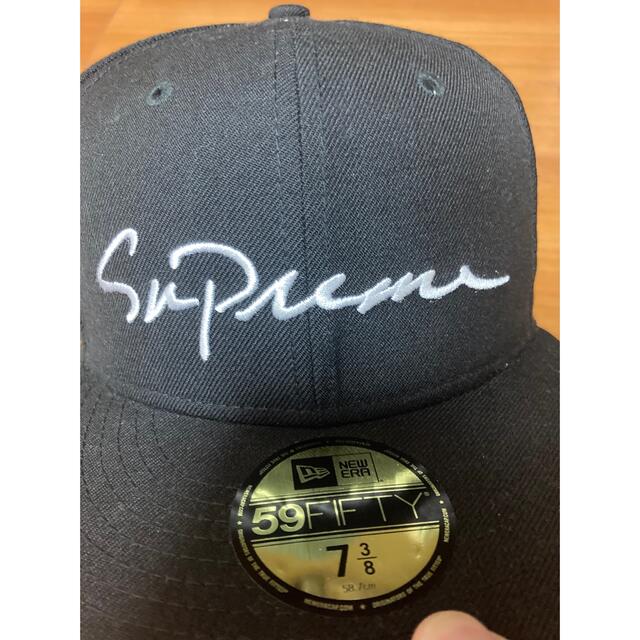 Supreme(シュプリーム)のsupreme classic script newera 7 3/8 黒 メンズの帽子(キャップ)の商品写真