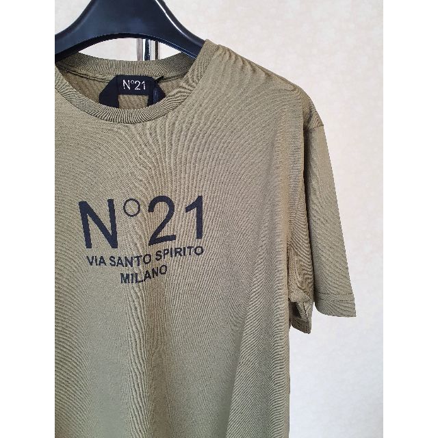 N°21(ヌメロヴェントゥーノ)の【新品・未使用】N°21　メンズ　ロゴMILANOコットンTシャツカーキMサイズ メンズのトップス(Tシャツ/カットソー(半袖/袖なし))の商品写真