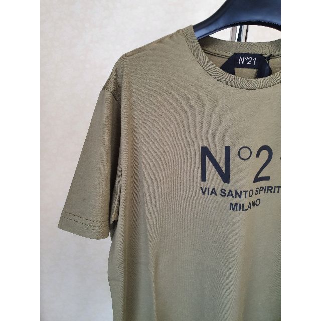 N°21(ヌメロヴェントゥーノ)の【新品・未使用】N°21　メンズ　ロゴMILANOコットンTシャツカーキMサイズ メンズのトップス(Tシャツ/カットソー(半袖/袖なし))の商品写真