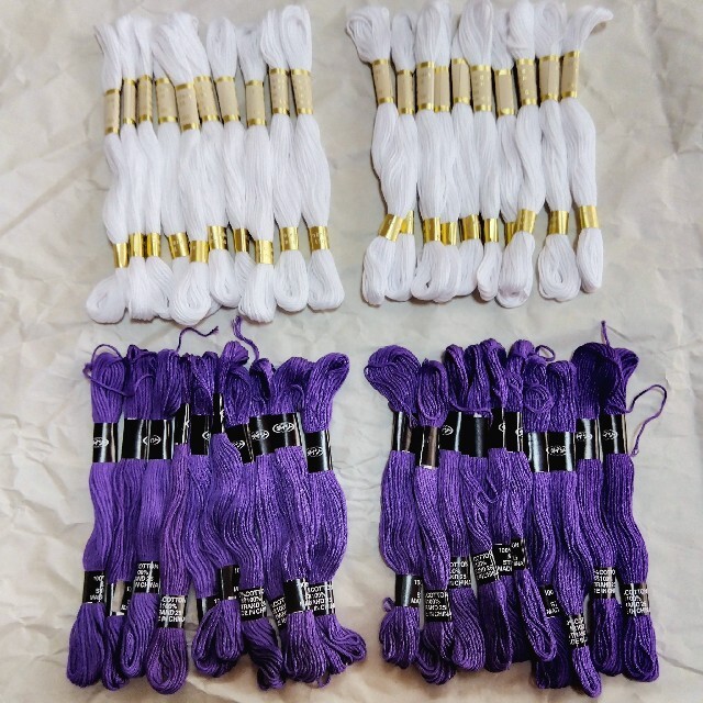 刺繍糸　40束　100円ショップ　白＆紫 ハンドメイドの素材/材料(生地/糸)の商品写真