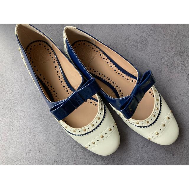 Tory Burch - TORY BURCH ホワイト × ネイビー フラットシューズ エナメルリボン