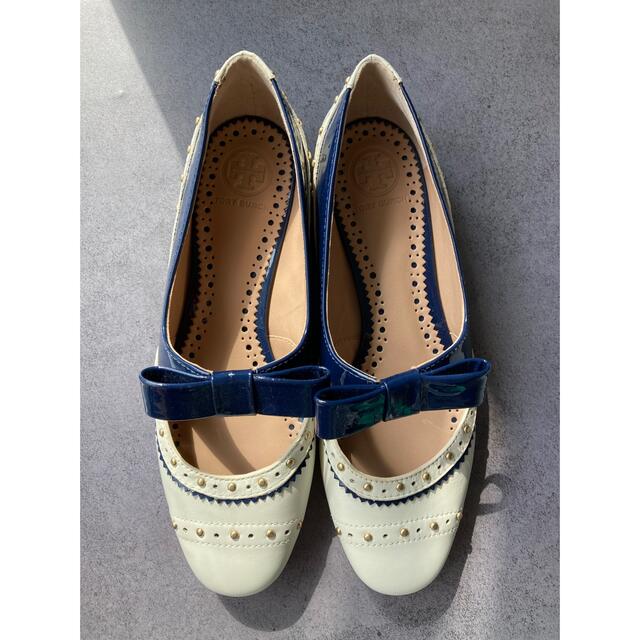 Tory Burch - TORY BURCH ホワイト × ネイビー フラットシューズ
