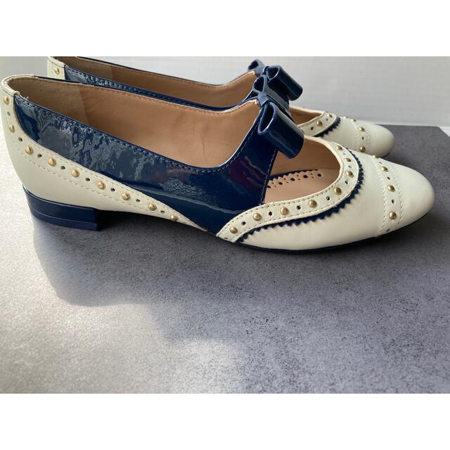 Tory Burch - TORY BURCH ホワイト × ネイビー フラットシューズ