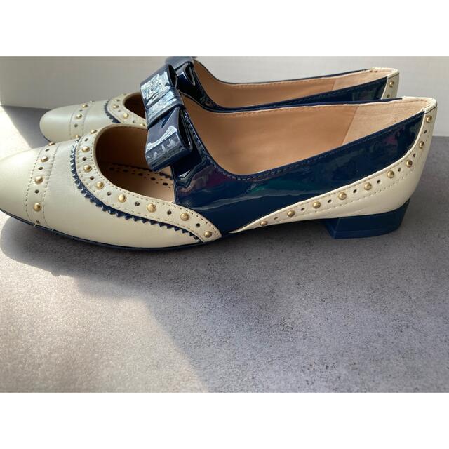 Tory Burch - TORY BURCH ホワイト × ネイビー フラットシューズ