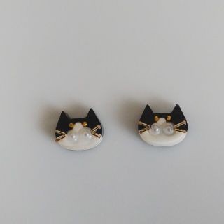 ぶさかわハチワレ猫 黒×白 ミニピアス イヤリング(ピアス)