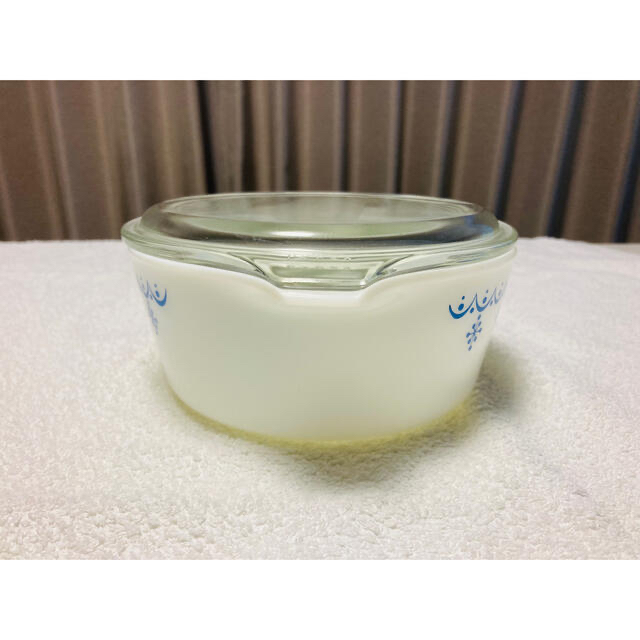 Pyrex(パイレックス)のオールドパイレックス スノーフレーク　キャセロール　白（蓋付き） インテリア/住まい/日用品のキッチン/食器(食器)の商品写真