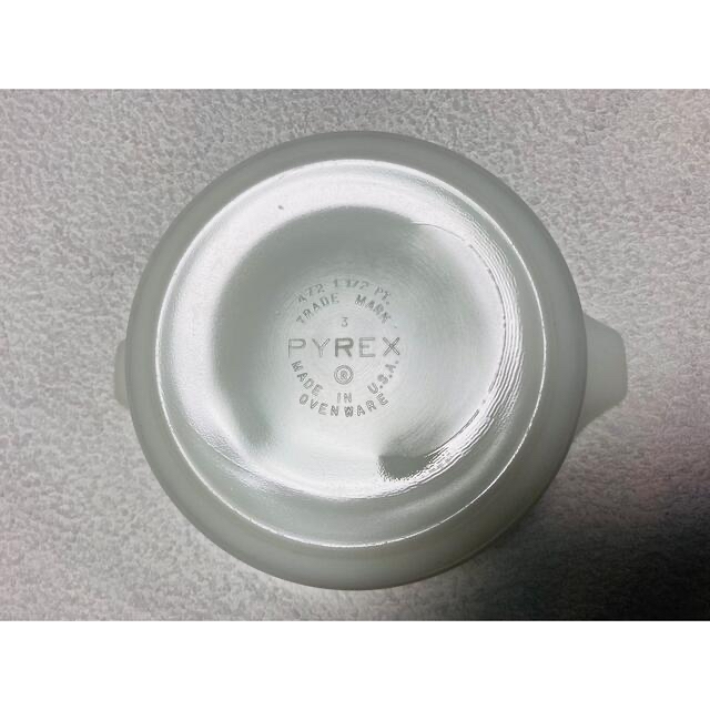 Pyrex(パイレックス)のオールドパイレックス スノーフレーク　キャセロール　白（蓋付き） インテリア/住まい/日用品のキッチン/食器(食器)の商品写真