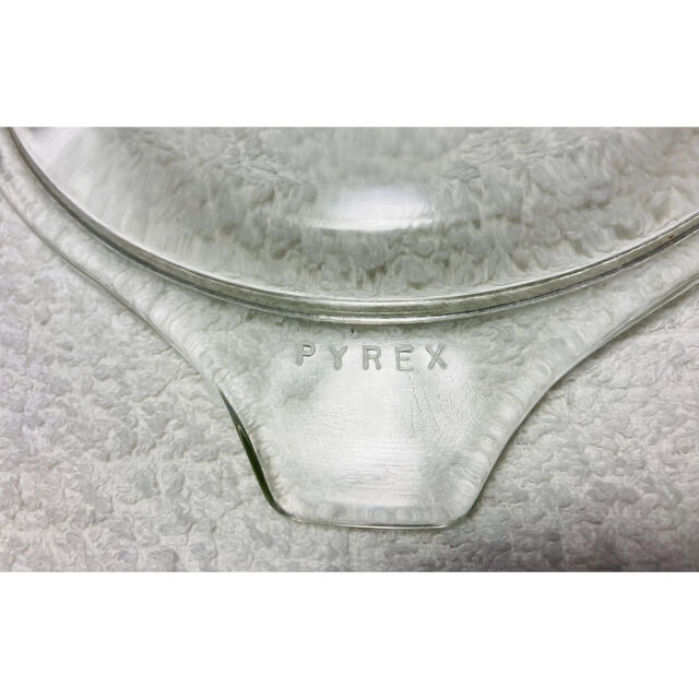 Pyrex(パイレックス)のオールドパイレックス スノーフレーク　キャセロール　白（蓋付き） インテリア/住まい/日用品のキッチン/食器(食器)の商品写真