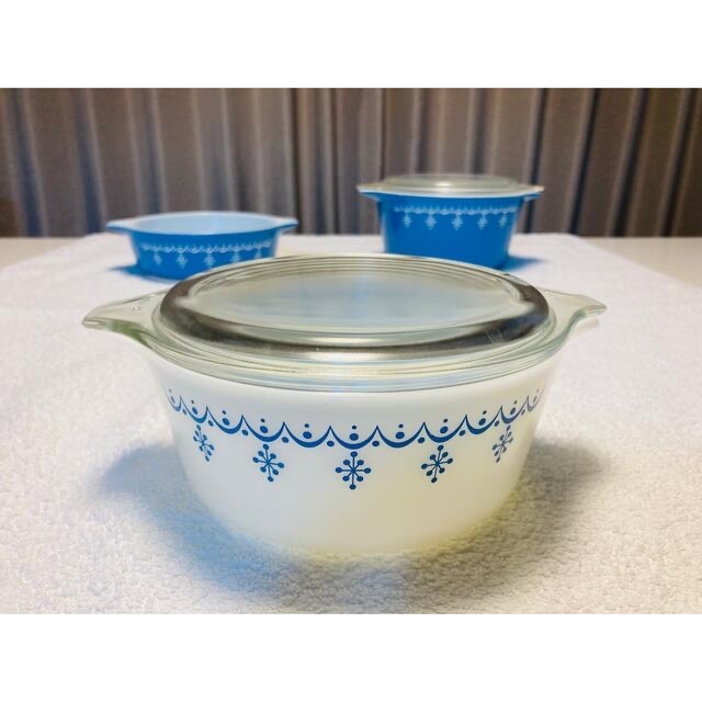 Pyrex(パイレックス)のオールドパイレックス スノーフレーク　キャセロール　白（蓋付き） インテリア/住まい/日用品のキッチン/食器(食器)の商品写真