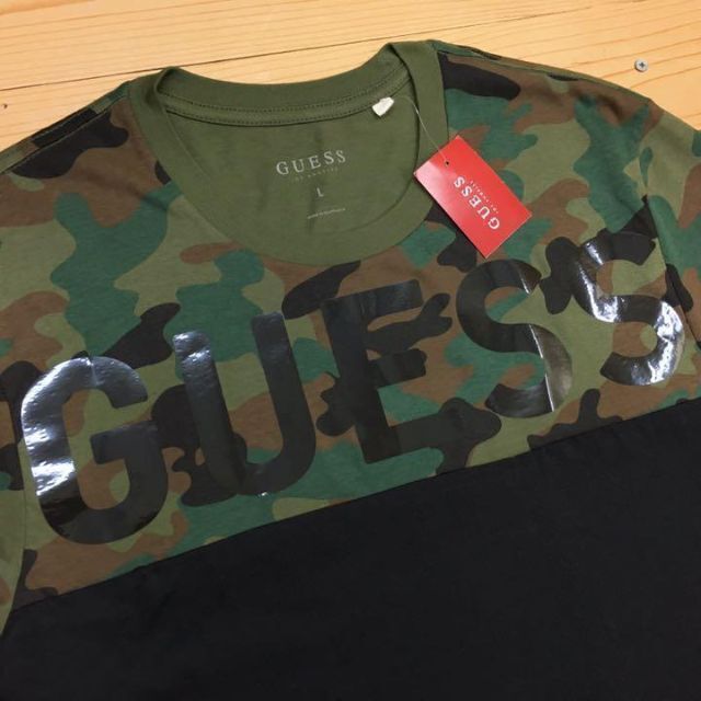 GUESS(ゲス)の※訳アリ・新品【メンズXS】★ゲス★光沢感あるプリント切替半袖Tシャツ/迷彩×黒 メンズのトップス(Tシャツ/カットソー(半袖/袖なし))の商品写真