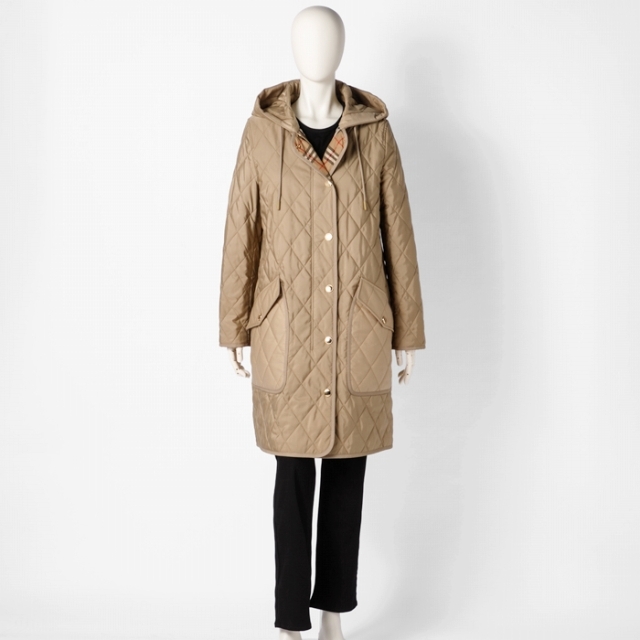 BURBERRY(バーバリー)のBURBERRY フーテッドコート ダイアモンドキルティング アウター レディースのジャケット/アウター(その他)の商品写真