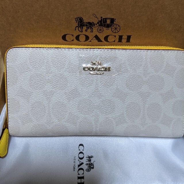 COACH長財布　白系シグネチャー　中は黄色