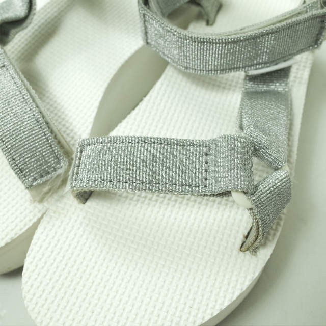 Teva(テバ)のTEVA テバ W FLATFORM UNIVERSAL フラットフォームユニバーサル ストラップサンダル F3015E US5(22cm) SILVER/WHITE 厚底 スポーツサンダル アウトドア シューズ【中古】【TEVA】 レディースの靴/シューズ(サンダル)の商品写真