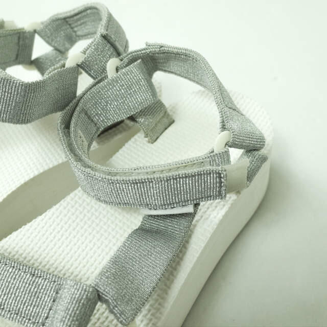 Teva(テバ)のTEVA テバ W FLATFORM UNIVERSAL フラットフォームユニバーサル ストラップサンダル F3015E US5(22cm) SILVER/WHITE 厚底 スポーツサンダル アウトドア シューズ【中古】【TEVA】 レディースの靴/シューズ(サンダル)の商品写真