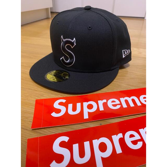 新品】Supreme S logo New Era Cap シュプリーム5/8 最旬トレンド