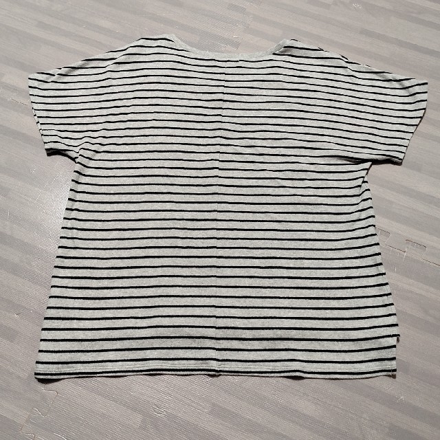 しまむら(シマムラ)のグレーのボーダーシャツ レディースのトップス(Tシャツ(半袖/袖なし))の商品写真