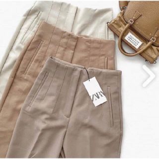 ザラ(ZARA)のZARA ハイウェストパンツ　ゴールド(カジュアルパンツ)