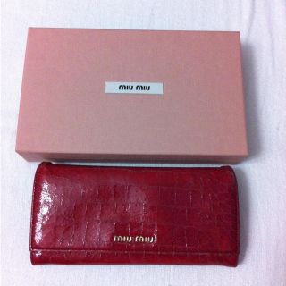 ミュウミュウ(MIU MIU)のミュウミュウのクロコ型押し長財布(財布)