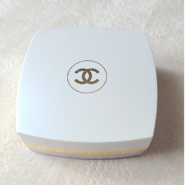 CHANEL(シャネル)のCHANEL ココマドモアゼル フレッシュボディパウダー コスメ/美容のボディケア(ボディパウダー)の商品写真