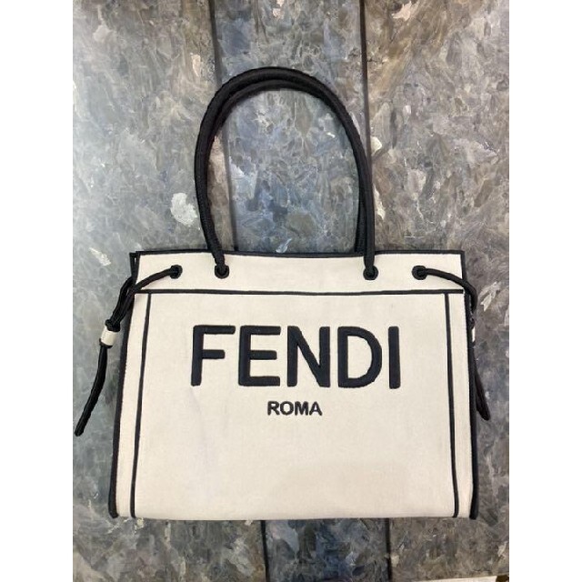 新作登場格安】 FENDI - フェンディ ロゴデザインレザートートバッグの