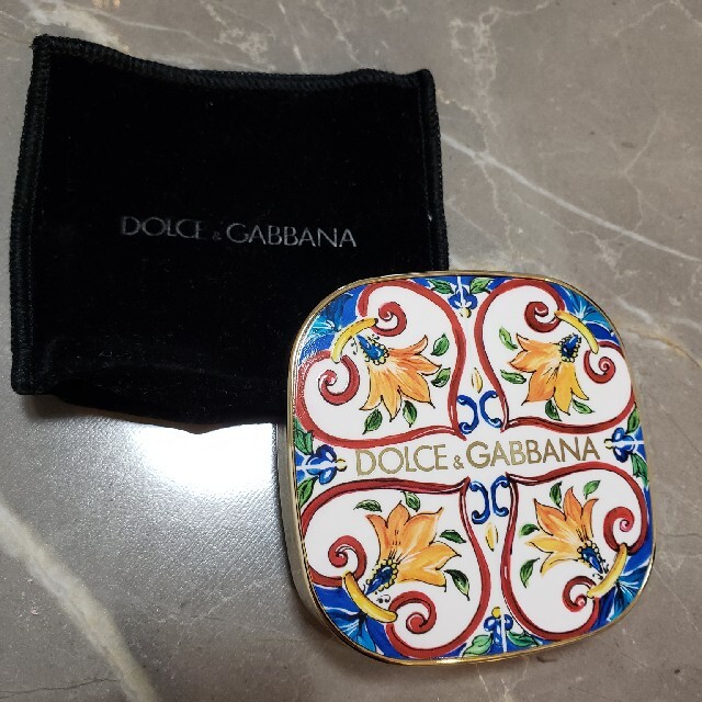DOLCE&GABBANA(ドルチェアンドガッバーナ)のDOLCE&GABBANAソーラーグロウイルミネーティングパウダーハイライトチー コスメ/美容のベースメイク/化粧品(フェイスカラー)の商品写真