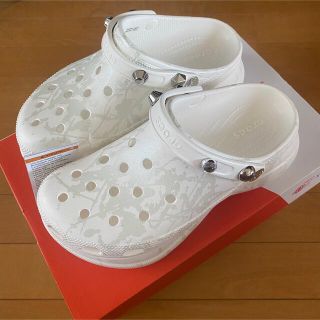 レイビームス(Ray BEAMS)のRay BEAMS × crocs  厚底 クロックス サンダル　限定品(サンダル)