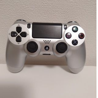 プレイステーション4(PlayStation4)のワイヤレスコントローラー (DUALSHOCK 4) シルバー(家庭用ゲーム機本体)